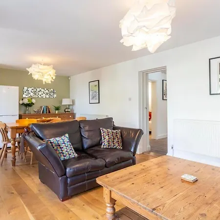 Beautiful Cotham Garden Flat 2 Bedroom ブリストル