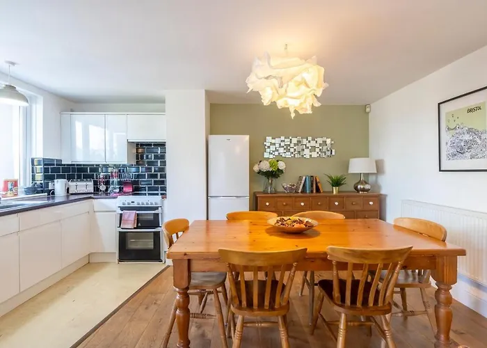 Beautiful Cotham Garden Flat 2 Bedroom Διαμέρισμα *