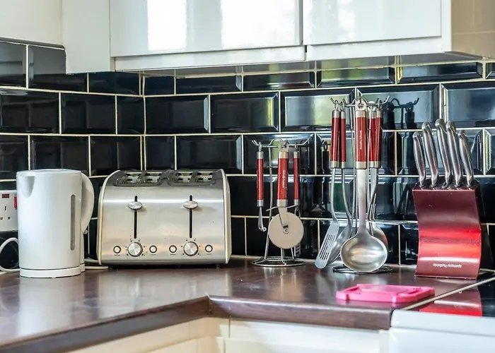 Beautiful Cotham Garden Flat 2 Bedroom شقة *